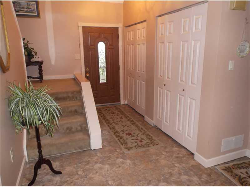 87 Porter Hill Road Washington, PA 15301 - Photo 8 of 25 Entry/Foyer.
