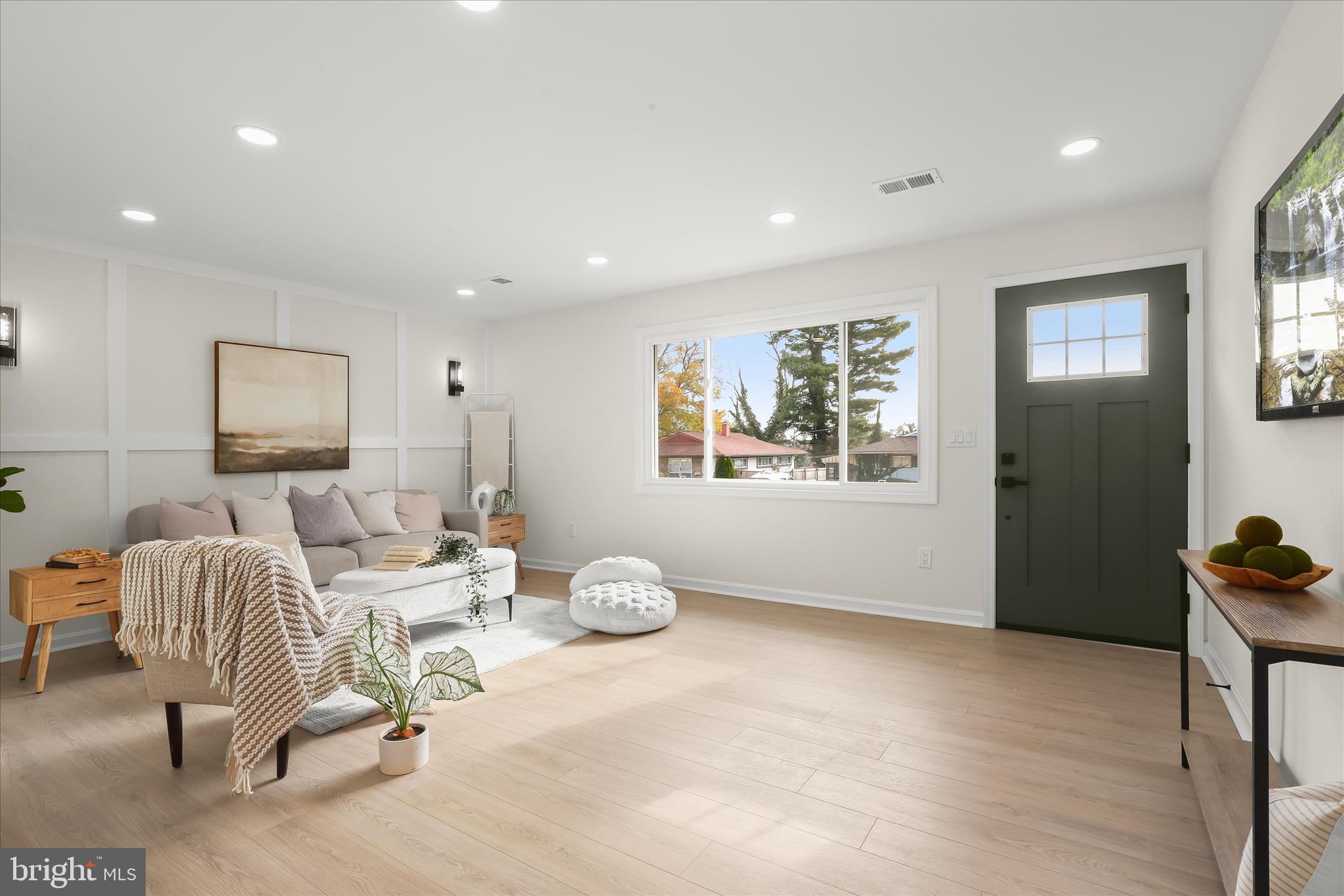 5610 Anthony Avenue Baltimore, MD 21206 - Photo 5 of 32 Living Room