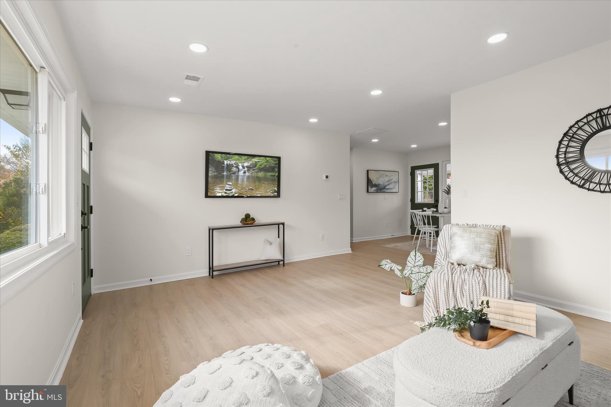 5610 Anthony Avenue Baltimore, MD 21206 - Photo 7 of 32 Living Room