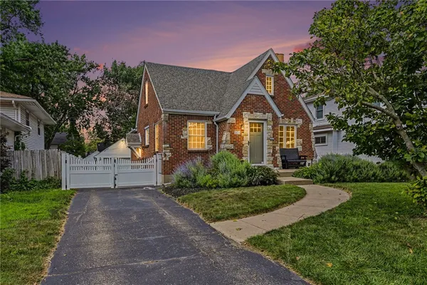 $389,900 | 323 Orchard Drive, Oakwood, OH 45419