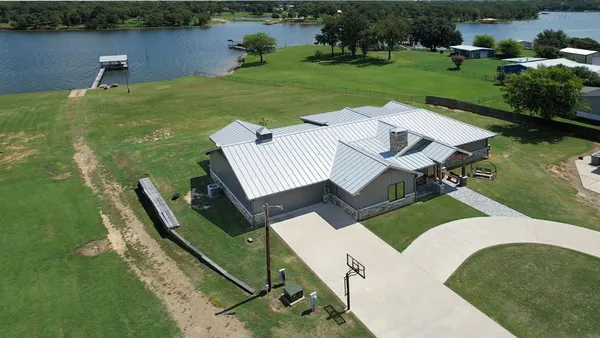 a very nice looking yard with lots of appliances