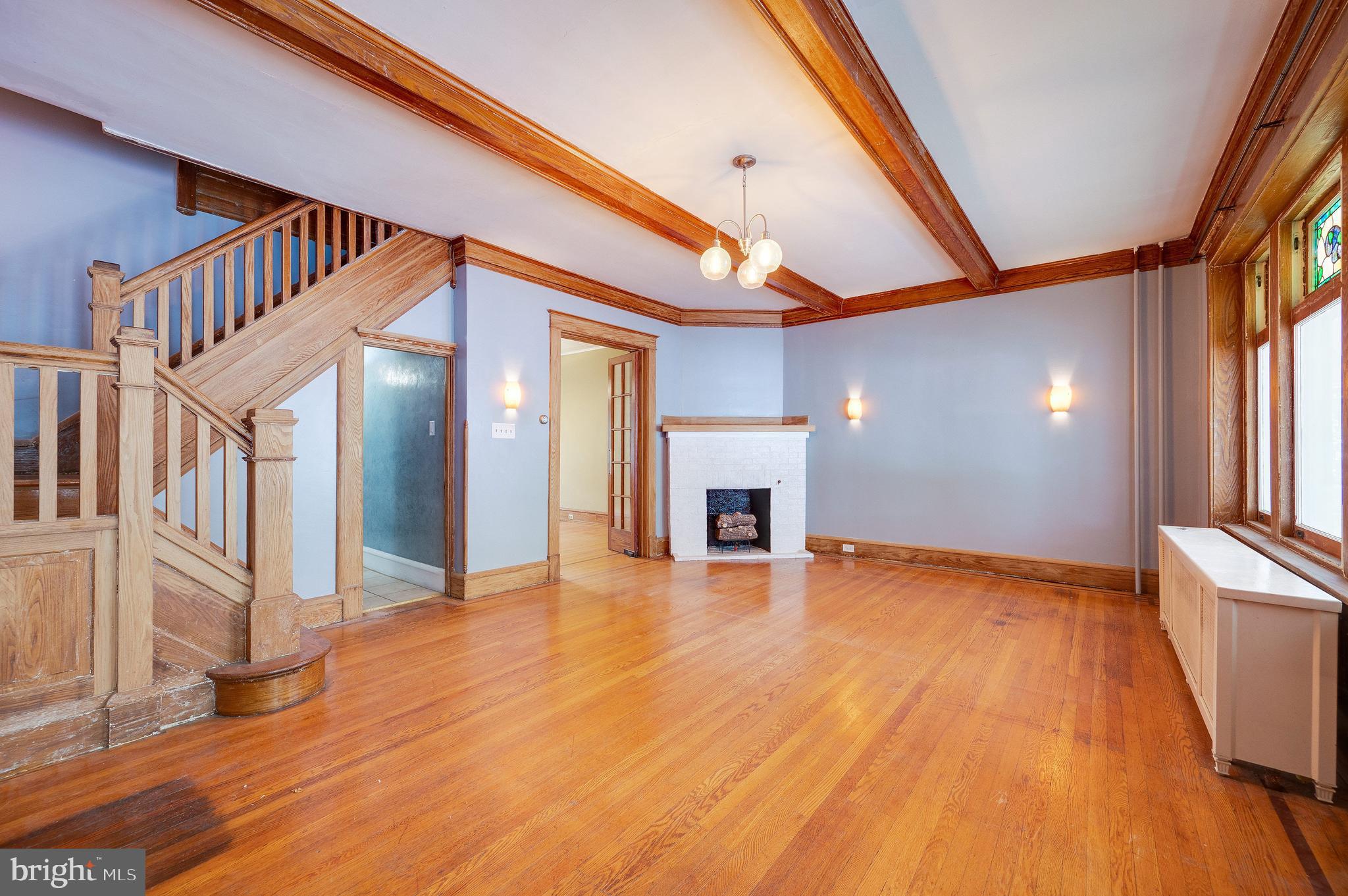 402 Spring Street Reading, PA 19601 - Photo 7 of 37 Living room