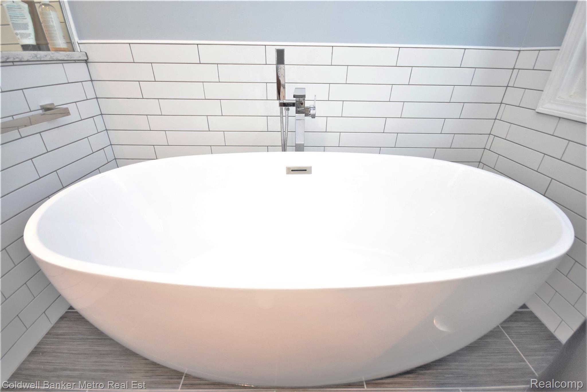 1803 Rapids Way Rochester, MI 48309 - Photo 33 of 63 High-end Tub!