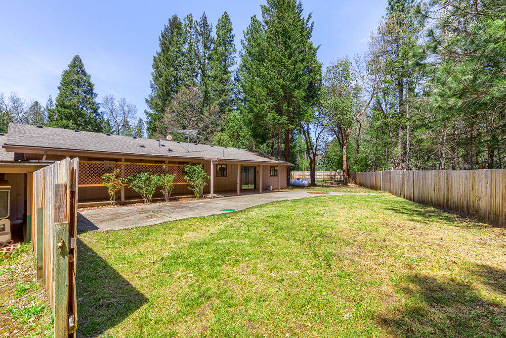 2036 Pleasant Creek Road Rogue River, OR 97537 - Photo 5 of 39 Backyard
