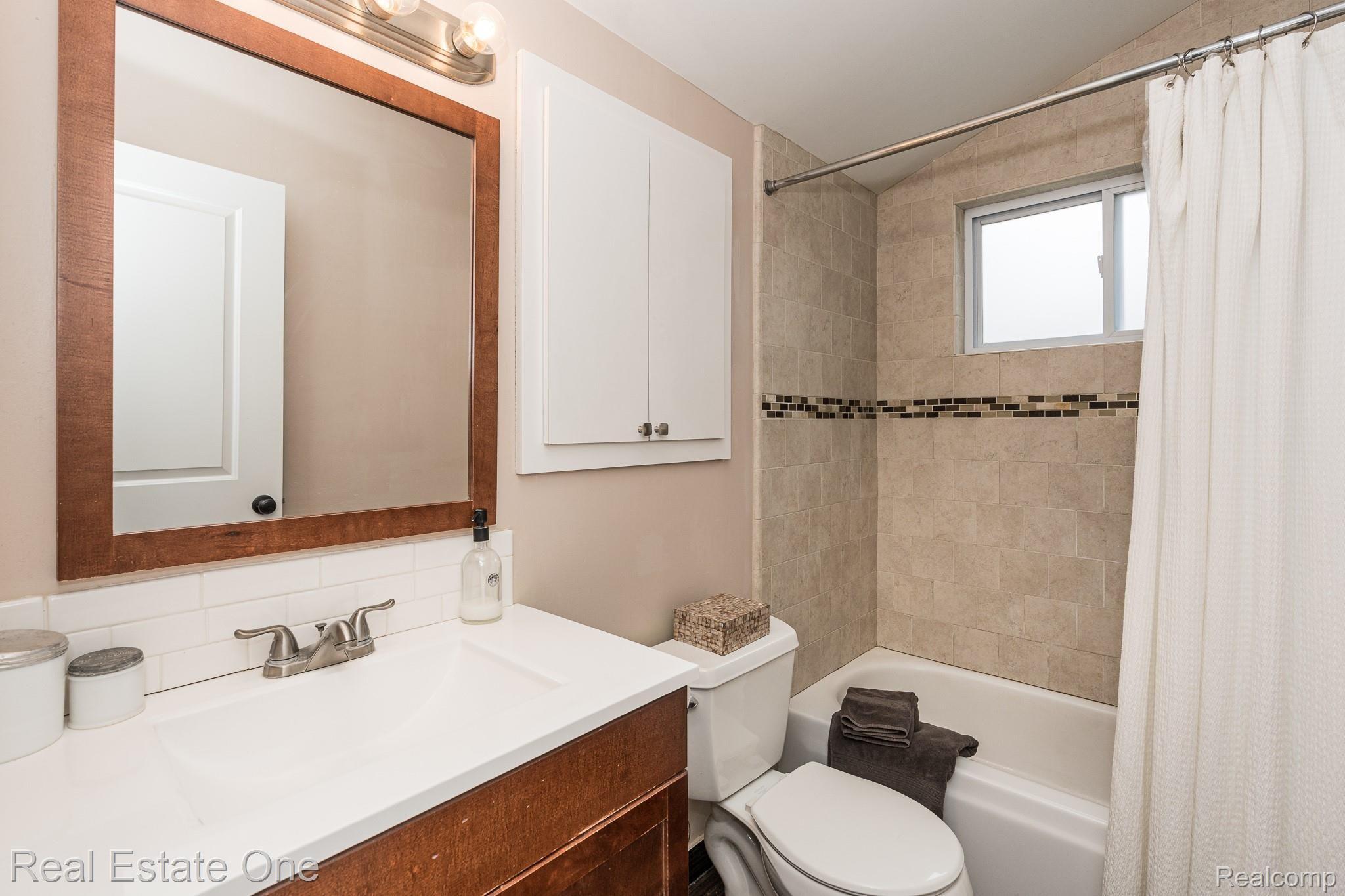 697 Romeo Road Rochester, MI 48307 - Photo 10 of 22 697 Romeo MLS-W027.jpg