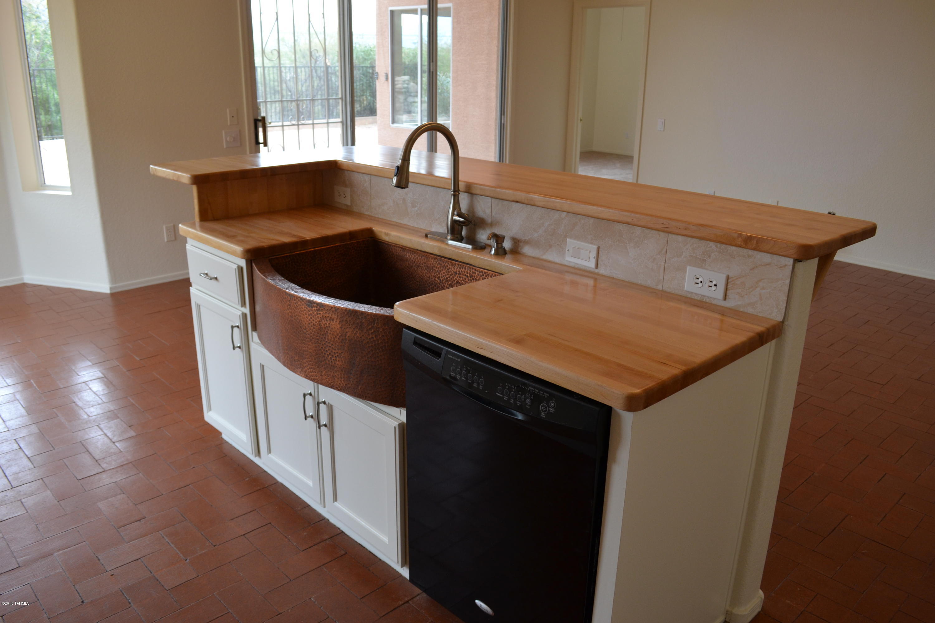 5640 North Cherokee Ridge Road Tucson, AZ 85750 - Photo 10 of 39 a kitchen with a sink and cabinets