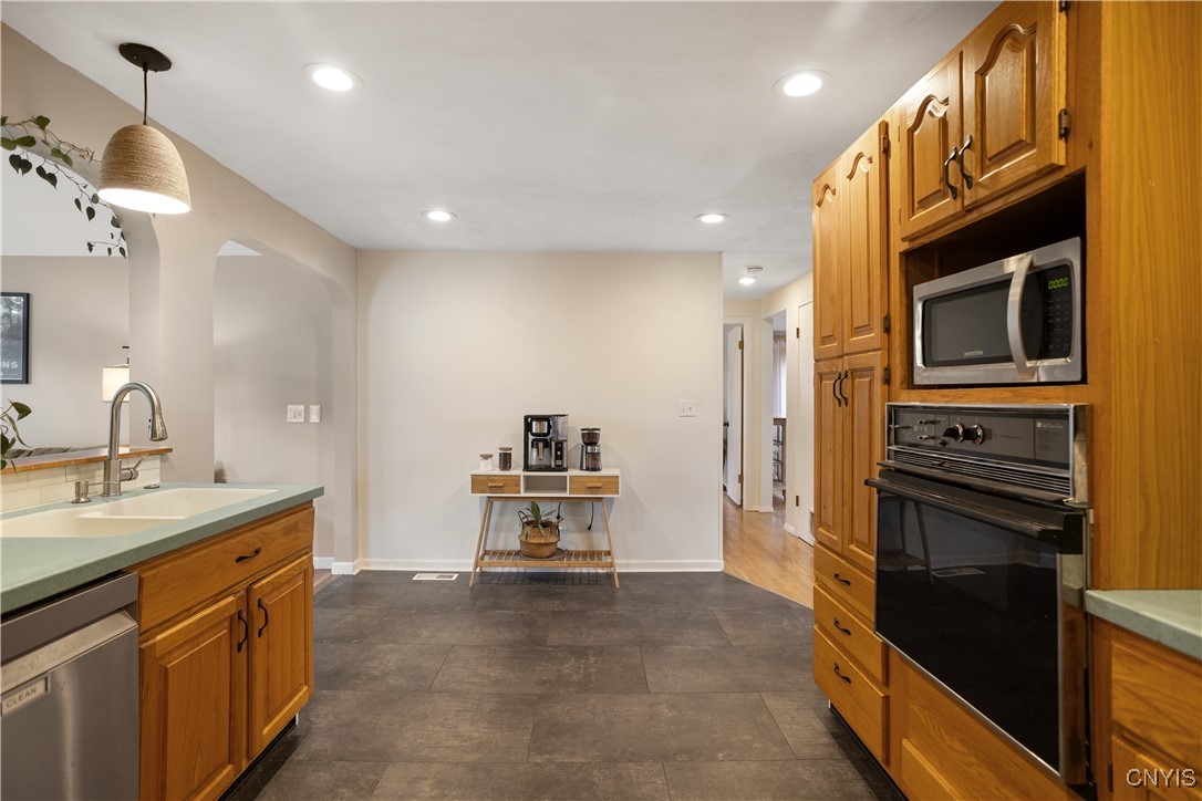 6272 Lakeshore Road Cicero, NY 13039 - Photo 9 of 34