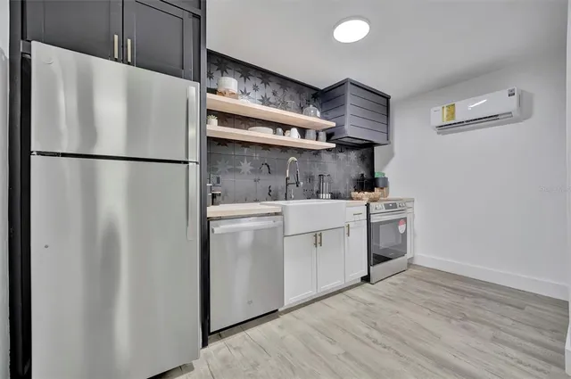 $1,099,000 | 2713 4th Avenue West, Bradenton, FL 34205