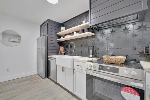 $1,099,000 | 2713 4th Avenue West, Bradenton, FL 34205