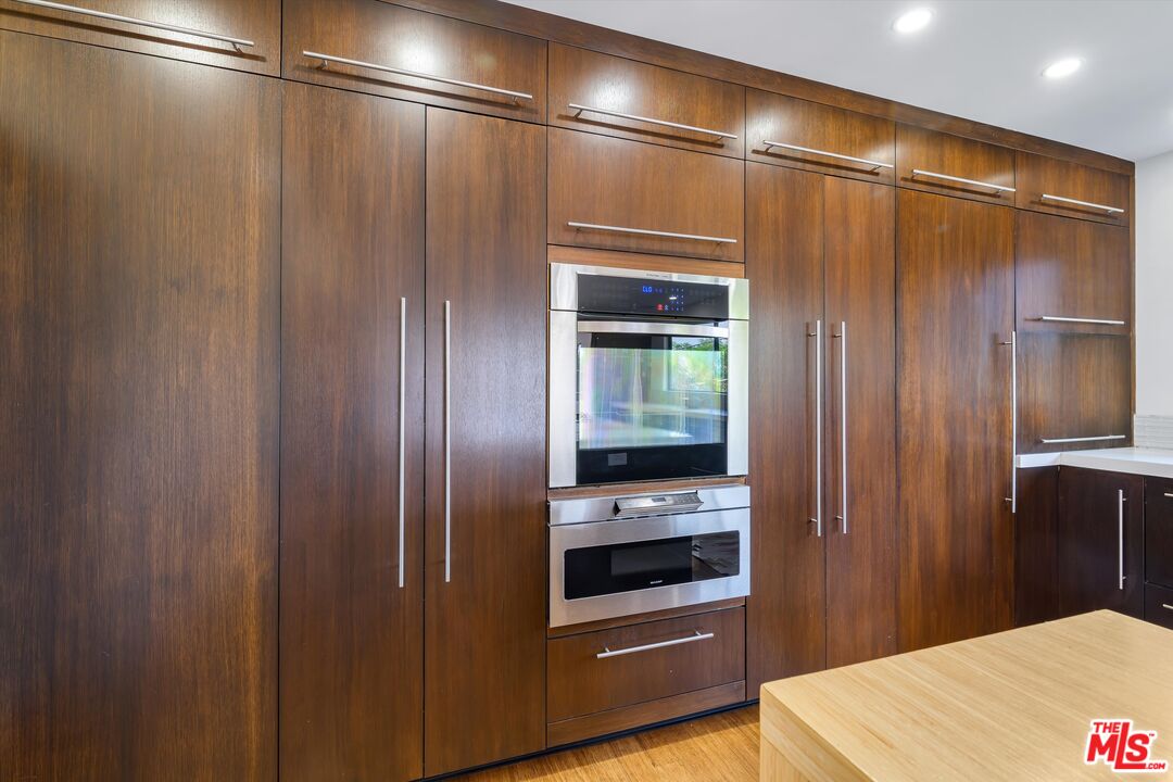 211 Cumberland Road Glendale, CA 91202 - Photo 18 of 48 a bathroom with a sink and a mirror