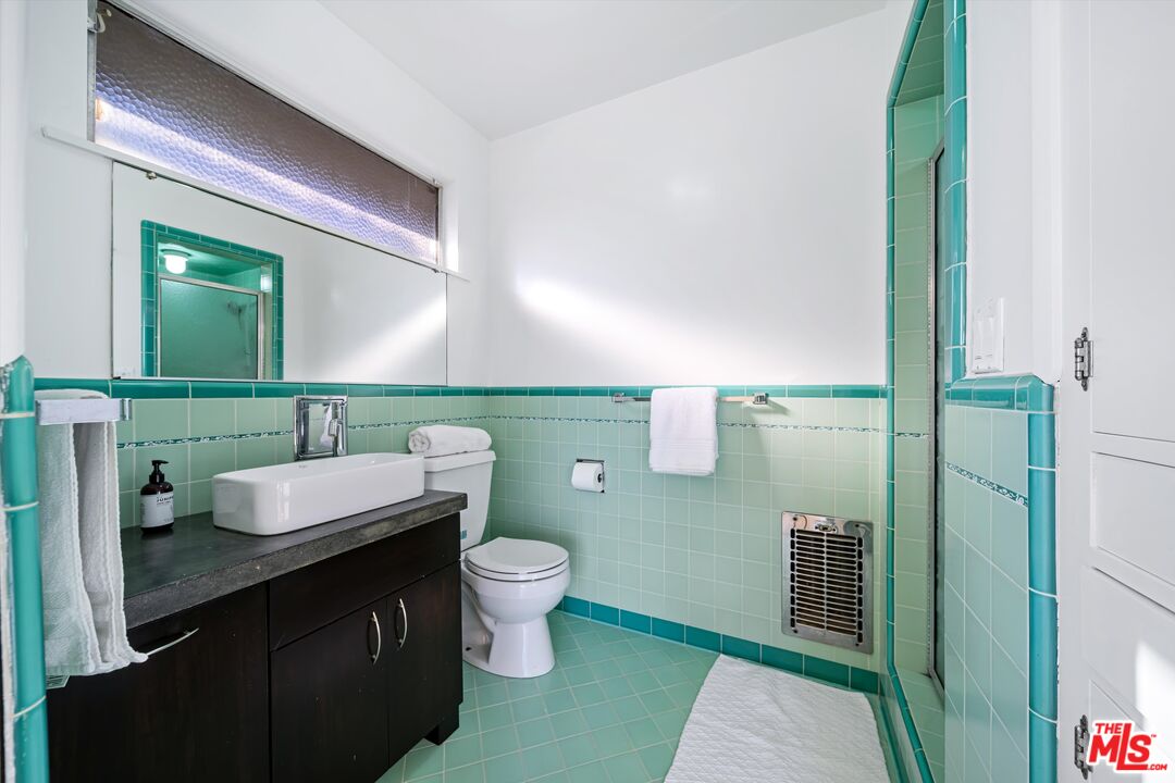 211 Cumberland Road Glendale, CA 91202 - Photo 33 of 48 a bathroom with a sink and a mirror
