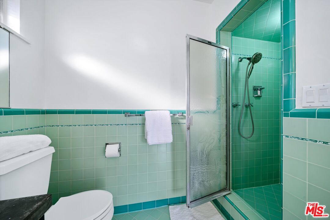 211 Cumberland Road Glendale, CA 91202 - Photo 34 of 48 a bathroom with a shower a toilet and a sink