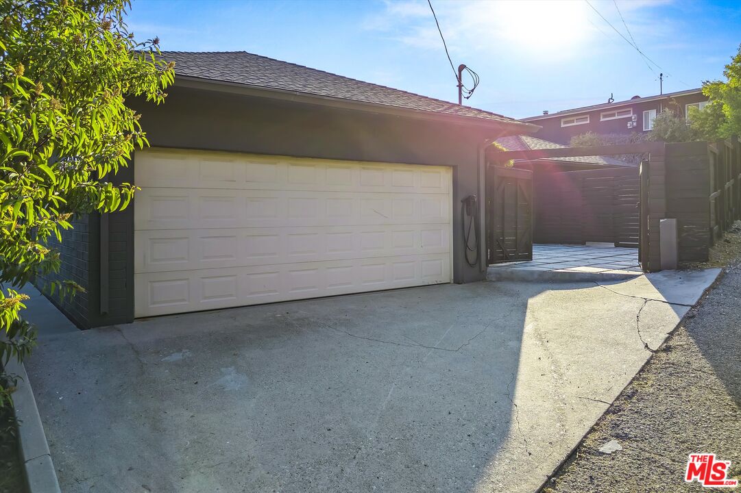 211 Cumberland Road Glendale, CA 91202 - Photo 43 of 48 a bedroom with a bed and a potted plant