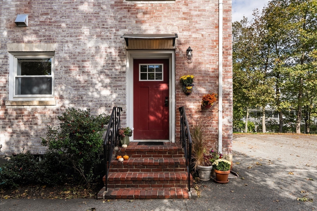 7 Court St Place, Unit 7 Arlington, MA 02476 - Photo 33 of 38