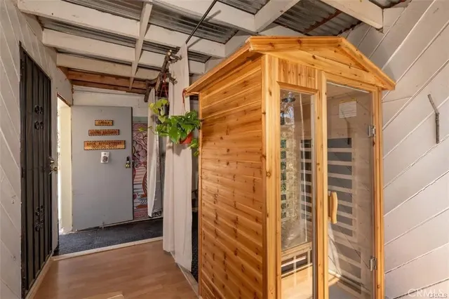 a view of entryway with a shower