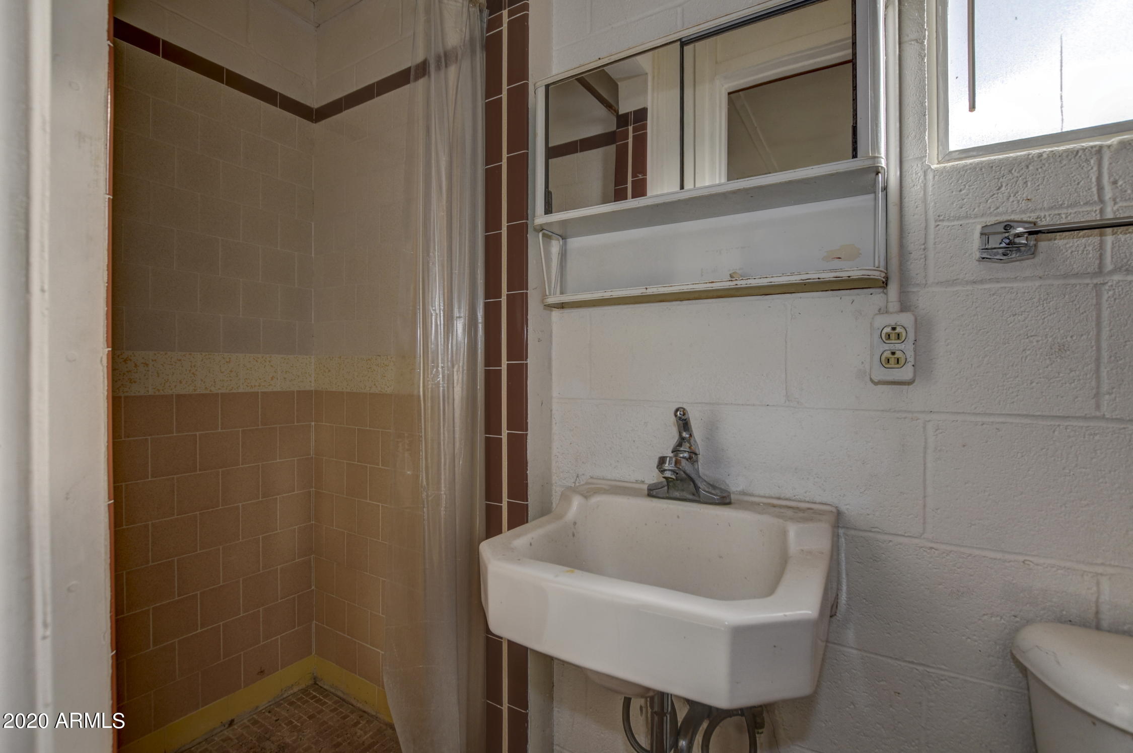 1930 Estrella Road Prescott, AZ 86305 - Photo 25 of 28 Guest House Bathroom - 1930 Estrell