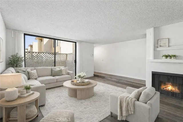 $499,000 | 22038 Vanowen Street, Unit 215, Woodland Hills, CA 91303