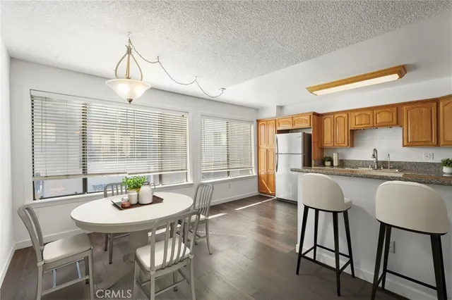 $515,000 | 22038 Vanowen Street, Unit 215, Woodland Hills, CA 91303