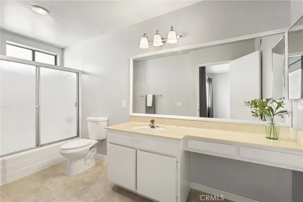 $489,000 | 22038 Vanowen Street, Unit 215, Woodland Hills, CA 91303