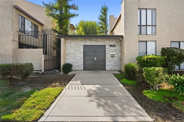 $499,000 | 22038 Vanowen Street, Unit 215, Woodland Hills, CA 91303