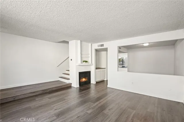 $515,000 | 22038 Vanowen Street, Unit 215, Woodland Hills, CA 91303