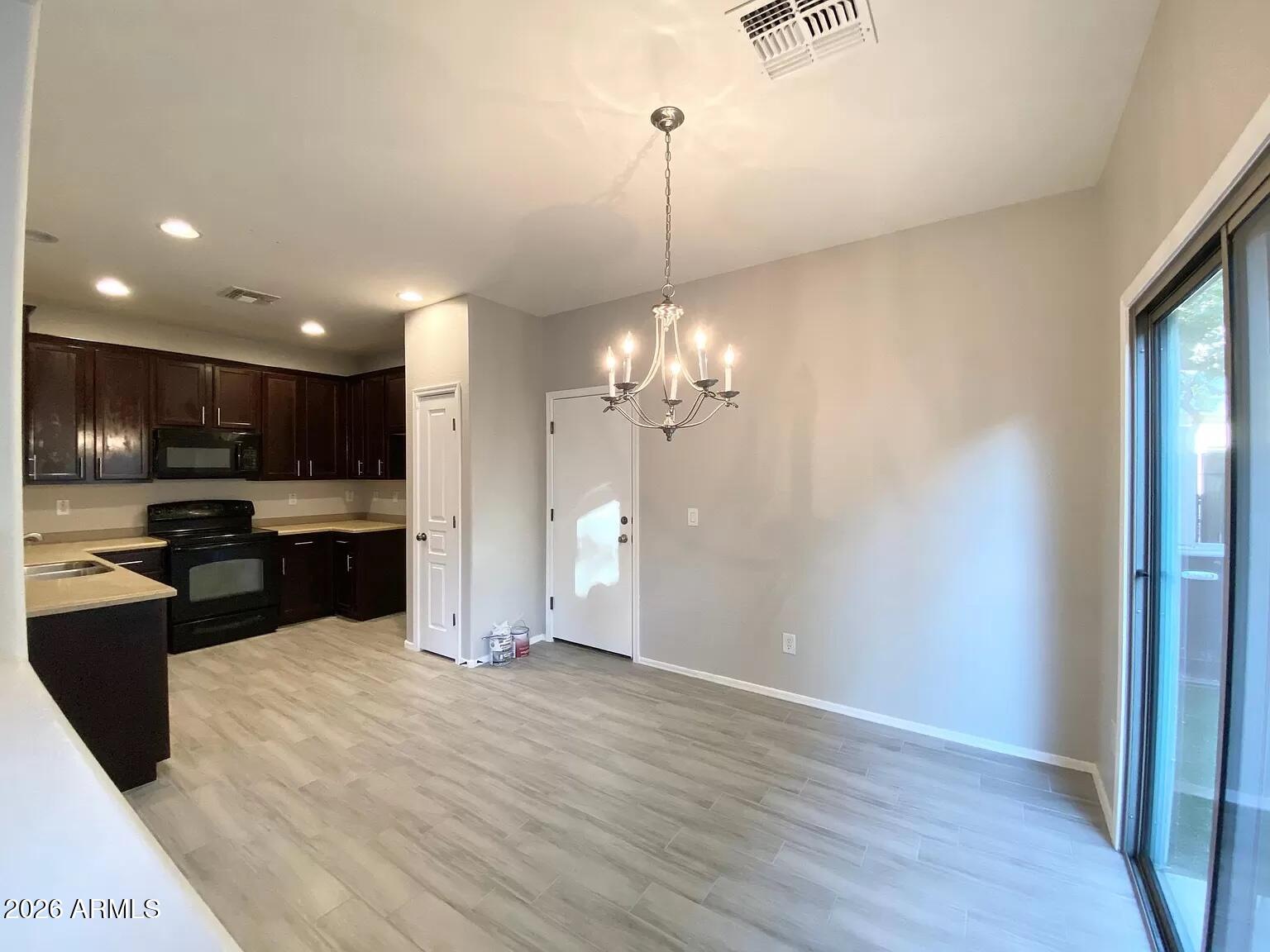 1677 East Elgin Street Gilbert, AZ 85295 - Photo 4 of 18 Dining2