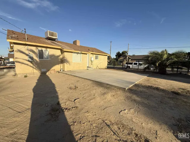 a view of a backyard of the house