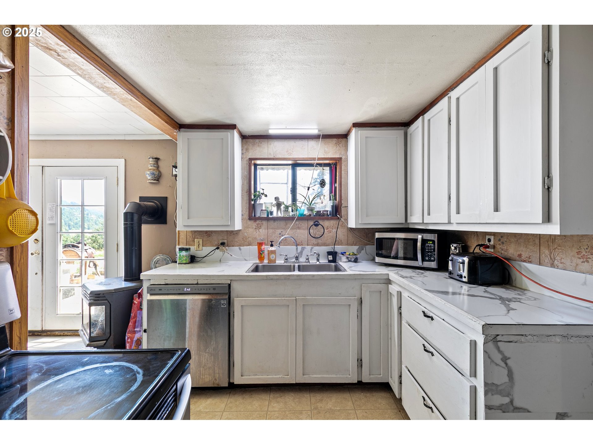 36285 Row River Road Cottage Grove, OR 97424 - Photo 16 of 46