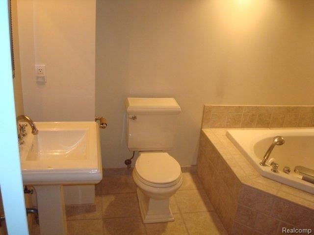 185 Cherokee Road Pontiac, MI 48341 - Photo 4 of 22 LOWER LEVEL BATH