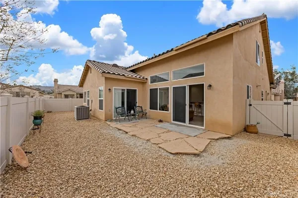 a view of a house with backyard
