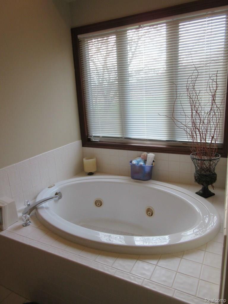450 Triangle Lake Road Howell, MI 48843 - Photo 10 of 19 Master bath