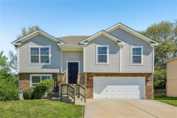 $379,900 | 1614 Northwest Hilltop Lane, Grain Valley, MO 64029