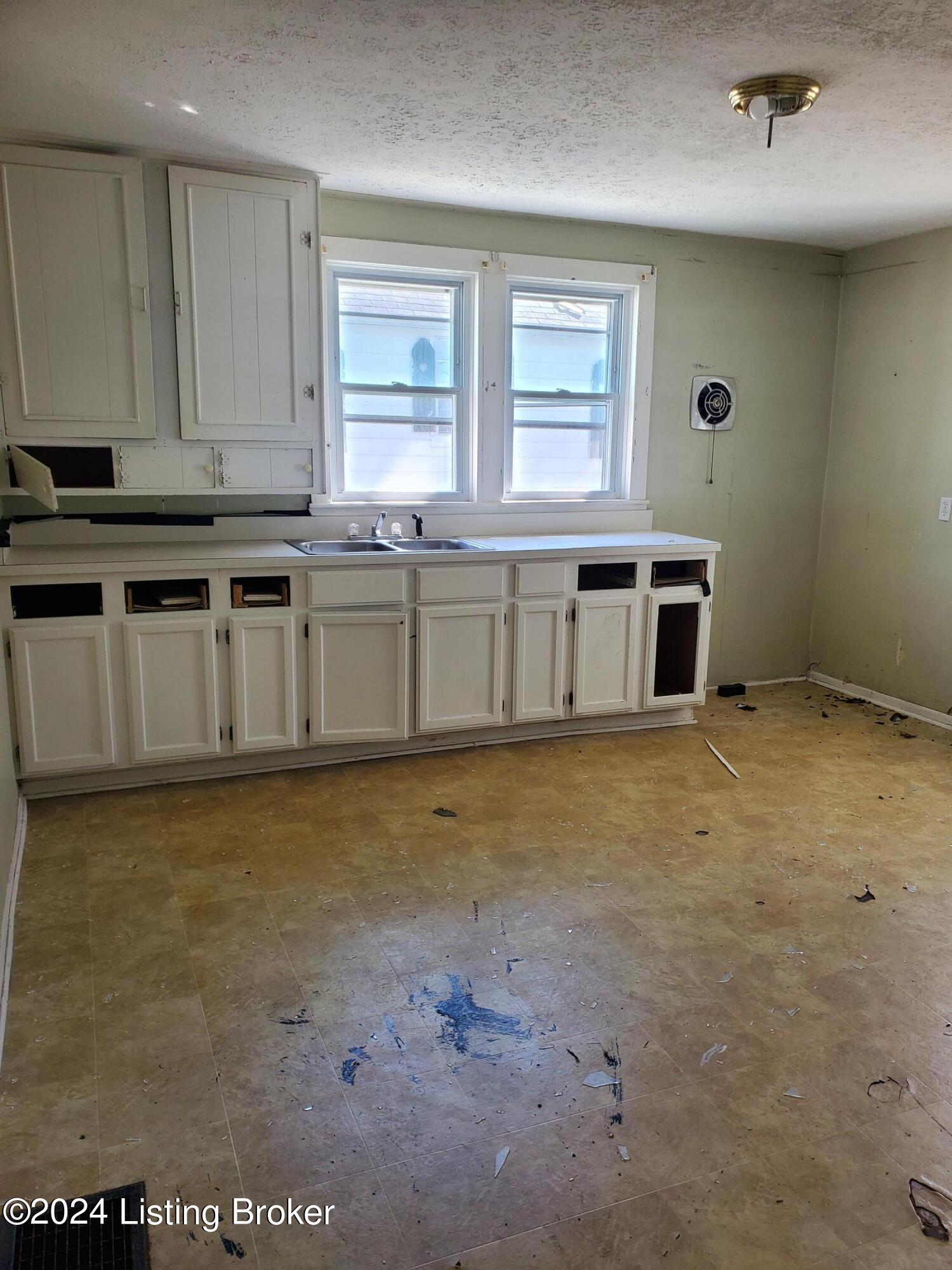505 North Bardstown Road Mount Washington, KY 40047 - Photo 8 of 10 20240316_143105
