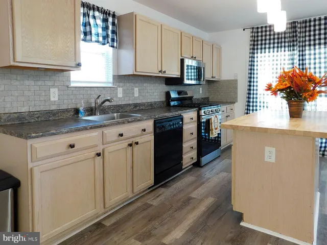 a view of empty room with a fireplace