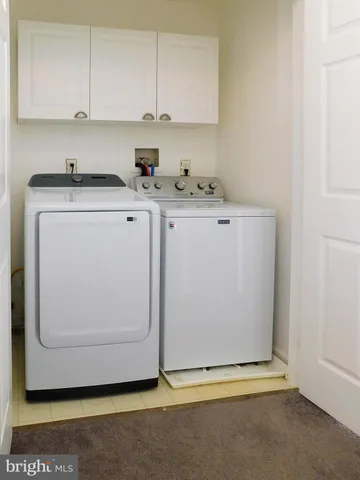 a view of a back yard