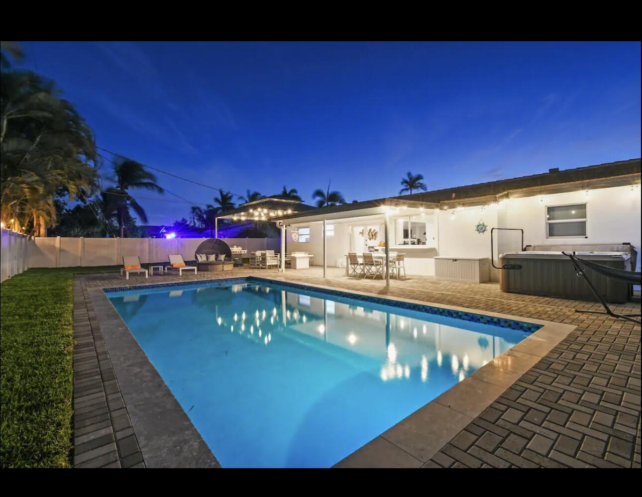 a view of a swimming pool with seating space
