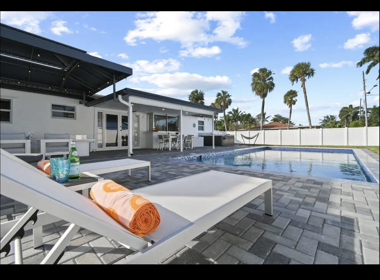 5040 Northeast 22nd Avenue Lighthouse Point, FL 33064 - Photo 23 of 32 a view of a backyard with sitting area