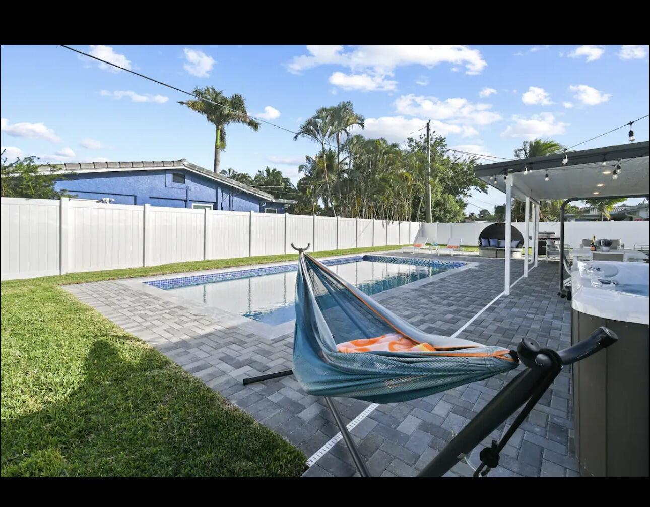 5040 Northeast 22nd Avenue Lighthouse Point, FL 33064 - Photo 29 of 32 a view of a backyard