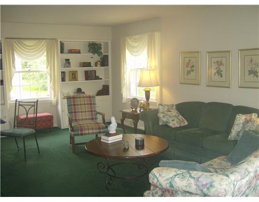 810 Koonce Road Hermitage, PA 16148 - Photo 7 of 17 Living Room.