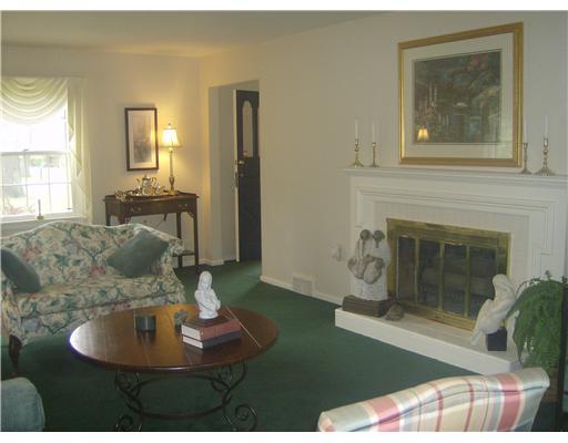 810 Koonce Road Hermitage, PA 16148 - Photo 8 of 17 Living Room.