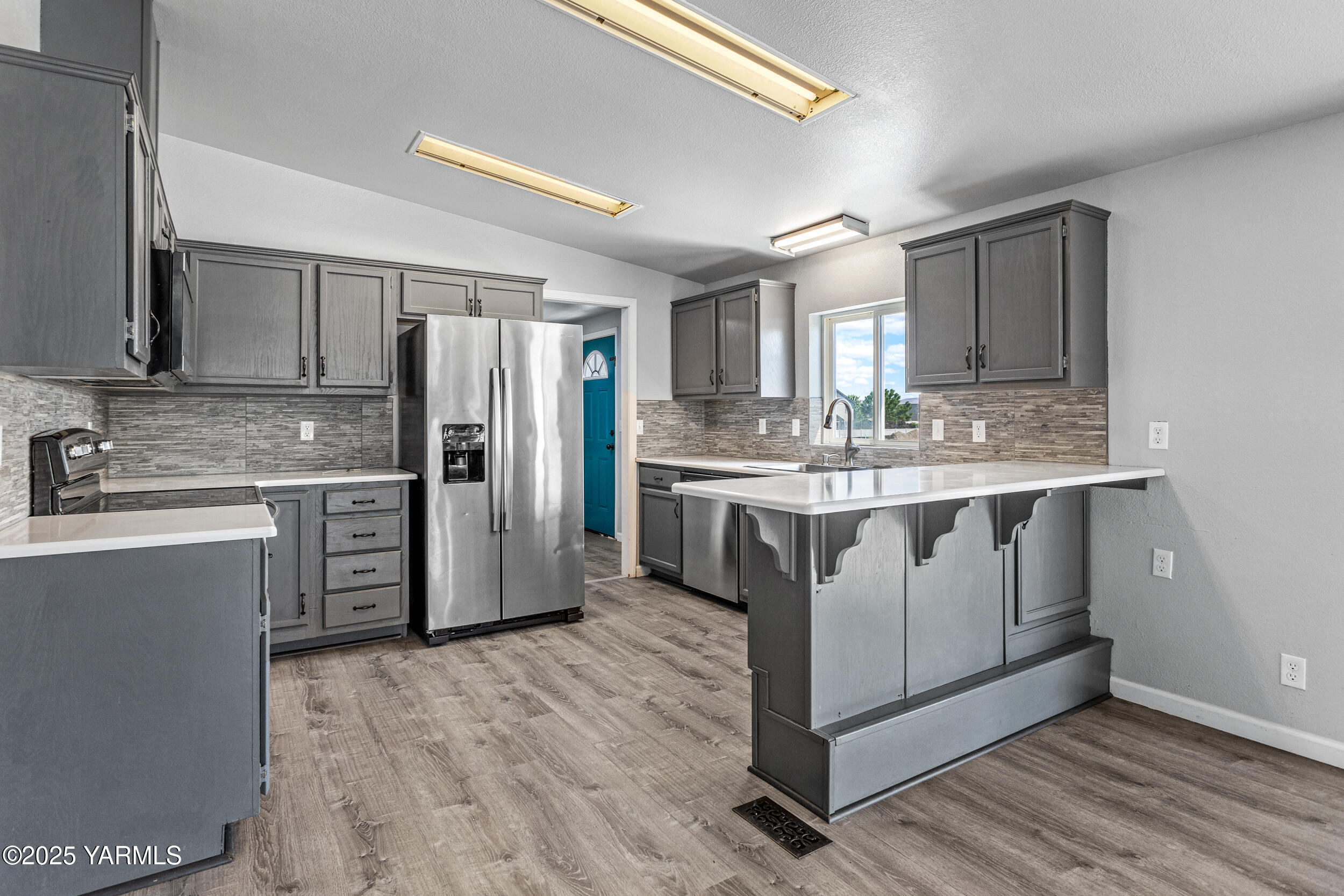 6000 Crestfields Road Yakima, WA 98903 - Photo 4 of 16 a kitchen with stainless steel appliances granite countertop a stove a sink dishwasher a refrigerator and a oven