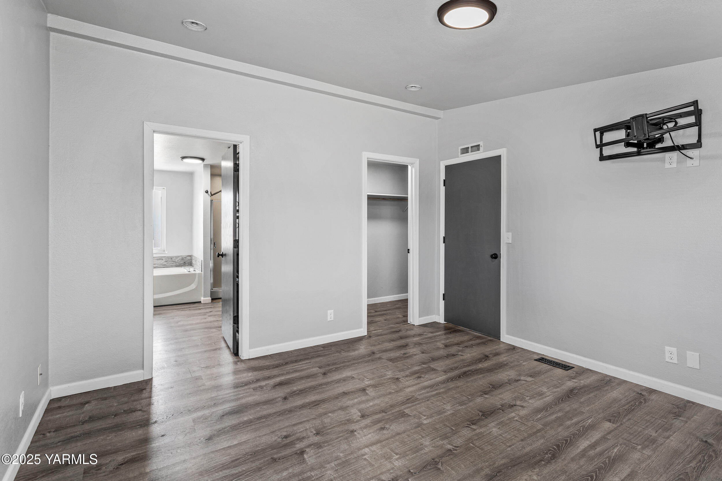 6000 Crestfields Road Yakima, WA 98903 - Photo 6 of 16 wooden floor in an empty room