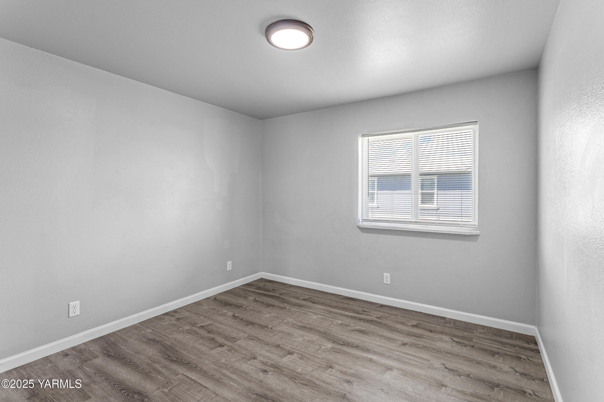 6000 Crestfields Road Yakima, WA 98903 - Photo 10 of 16 an empty room with a workspace