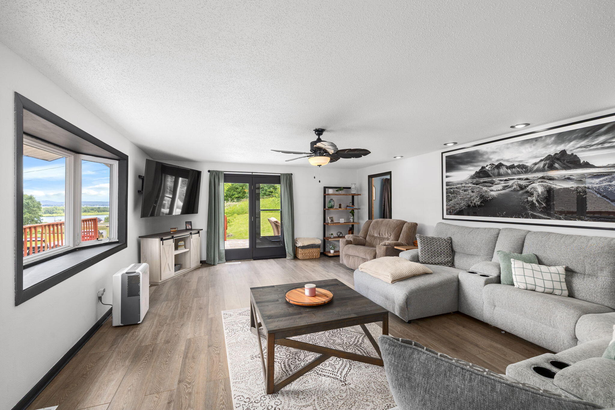 46825 Oak Hill Road Dresbach, MN 55947 - Photo 7 of 25 Living Room