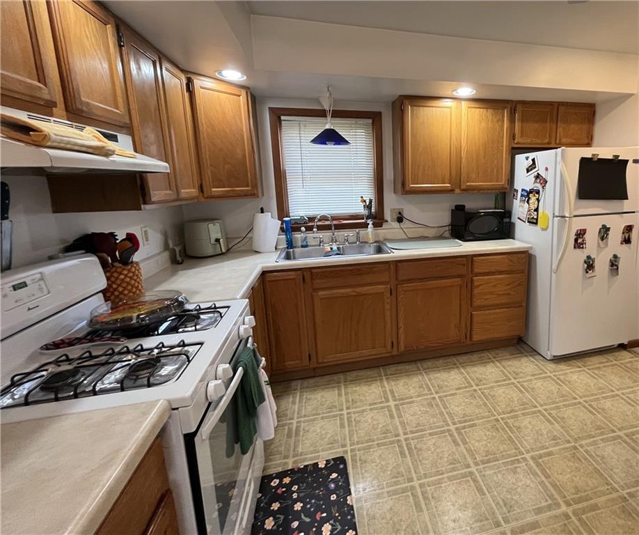 338 Prestley Road Bridgeville, PA 15017 - Photo 10 of 14 2nd floor kitchen