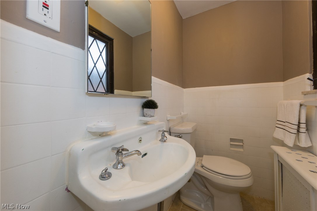 3119 Ludlow Road Cleveland, OH 44120 - Photo 19 of 35 The first floor Powder Room