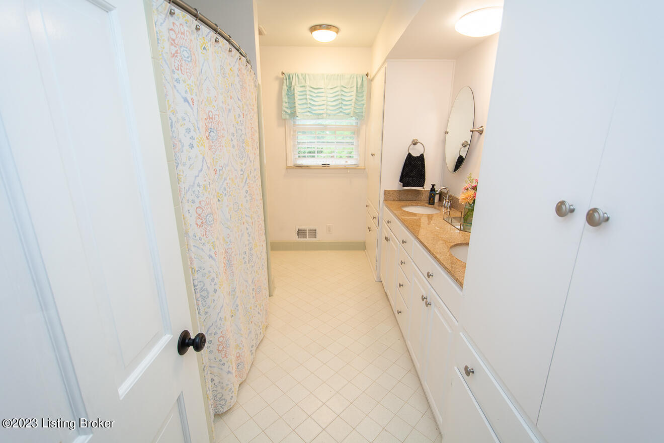 2404 Merrick Road Louisville, KY 40207 - Photo 34 of 54 Full Bath