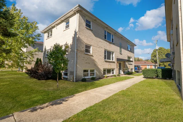 $2,150 | 740 East North Broadway Street, Unit C, Lombard, IL 60148