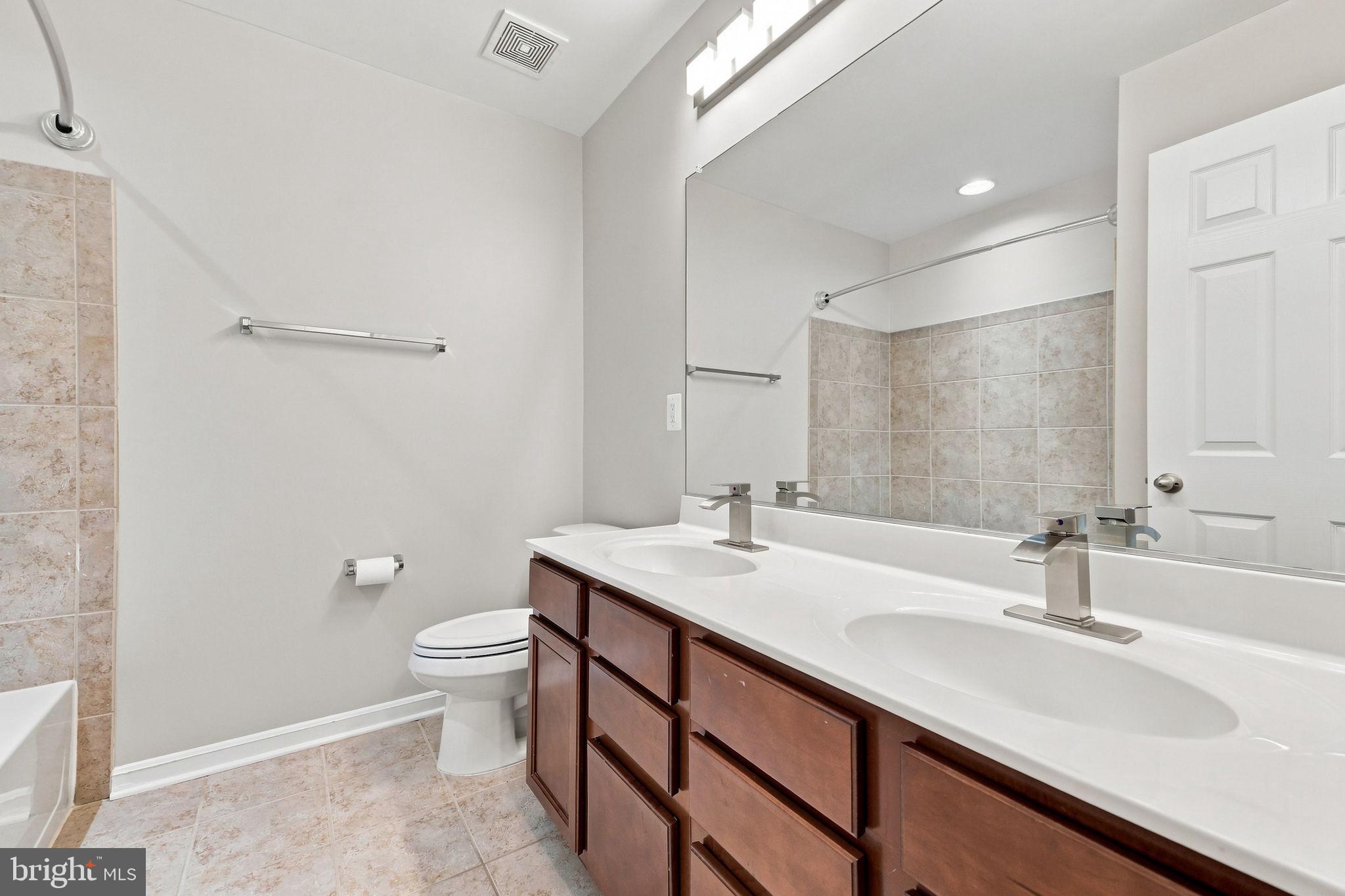 25678 Pleasant Valley Road Chantilly, VA 20152 - Photo 47 of 56 Second full bath on third floor