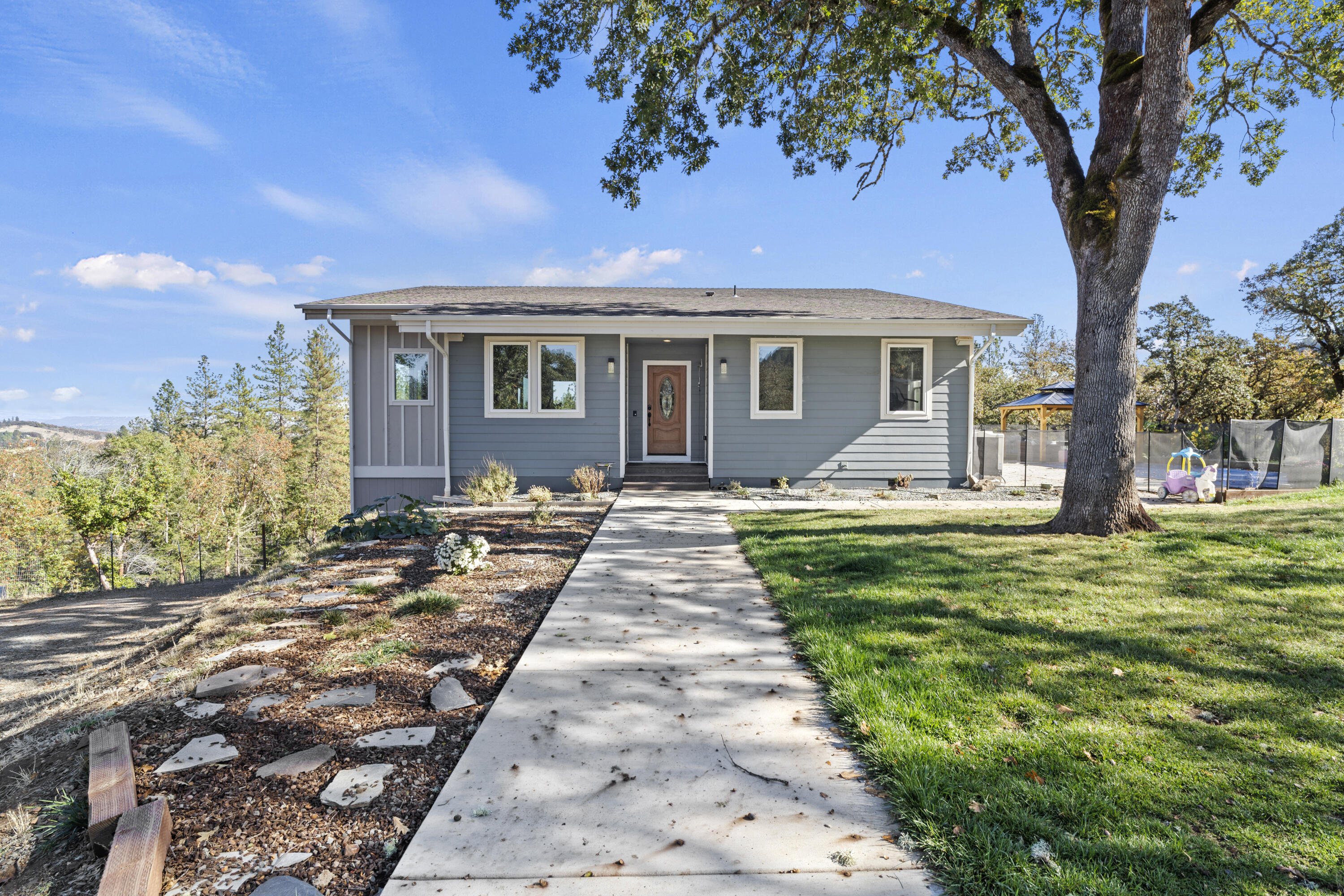 4871 Old Stage Road Central Point, OR 97502 - Photo 1 of 48 Front of home